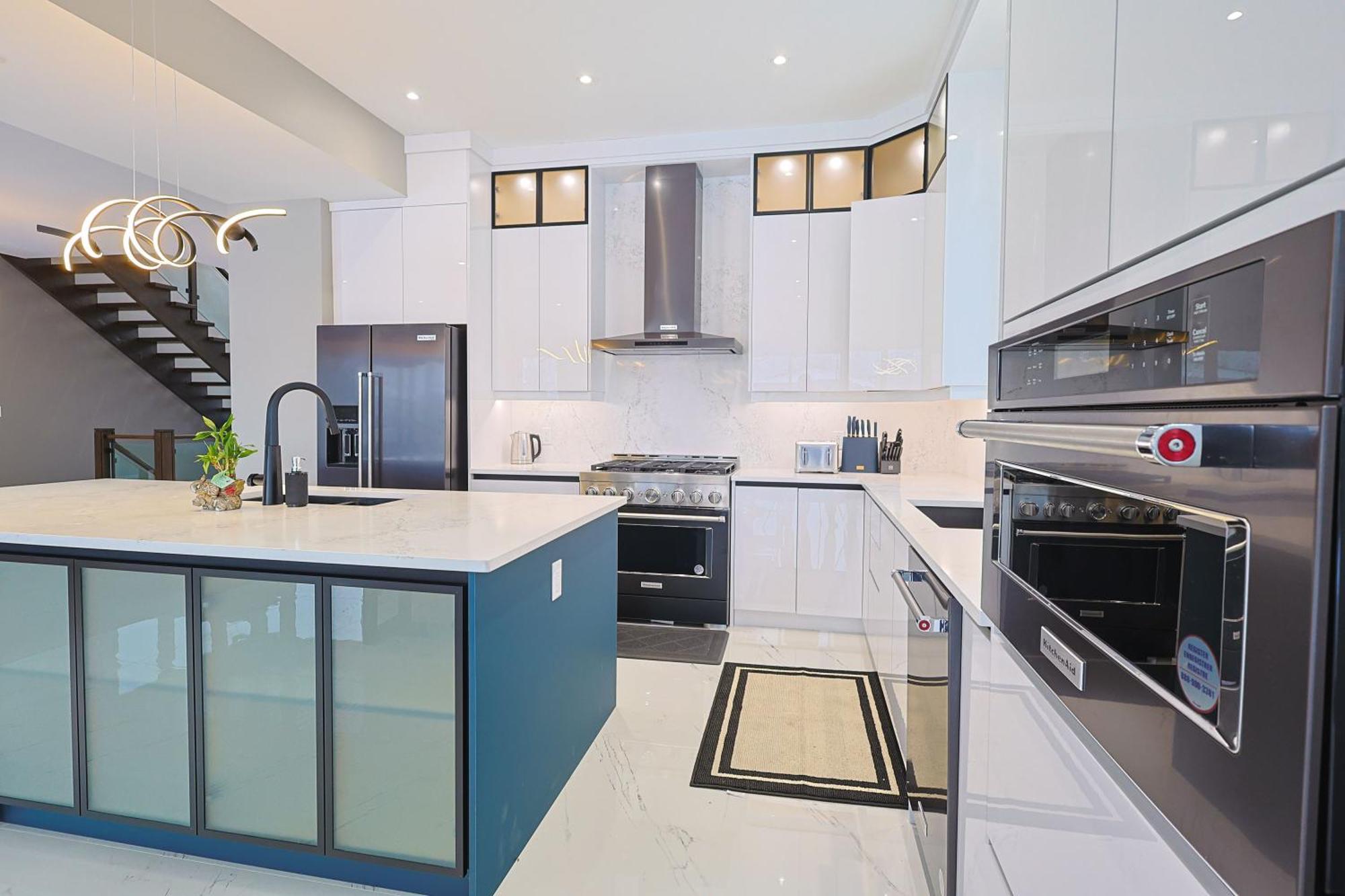 Modern 6 Bedroom Masterpiece In Holiday home *